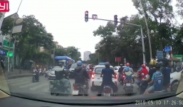 Ô tô thi nhau lấn làn giờ cao điểm, người phụ nữ nước ngoài ra tay chặn đầu