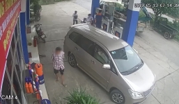 Đứng chờ đổ xăng, đại gia đi xe sang tiện tay cầm luôn can dầu nhớt