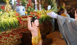 Nghi lễ tắm Phật tại Đại lễ Phật đản Vesak 2019