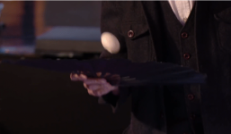 Ảo thuật gia biến giấy thành trứng ngay trước mắt giám khảo gây kinh ngạc