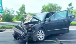 Camry nát đầu, bung túi khí sau cú đâm xe tải lật nghiêng trên cao tốc