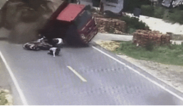 2 nữ tài xế bị chôn vùi trong đống cát sau cú tông nhau tại ngã ba