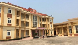 Bí thư xã và nữ cán bộ xã vào công sở lúc buổi tối, người dân bao vây rồi gọi công an