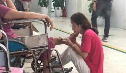 Cô gái 'chuẩn con nhà người ta' chăm mẹ trong bệnh viện khiến ai thấy cũng cảm động