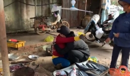 3 năm xa quê, con trai trở về bất ngờ khiến phụ huynh ngỡ ngàng