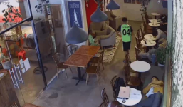 Để điện thoại hớ hênh rồi ngủ quên, khách uống cà phê nhận cái kết đắng