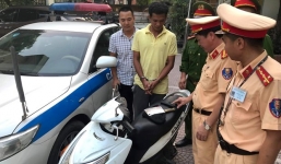 Cảnh sát giao thông bắt giữ đối tượng dùng súng cướp xe máy ở Hà Nội