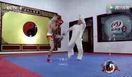 Giới võ lâm xôn xao trước màn tỉ thí như tấu hài của võ sư Võ Đang với cao thủ Muay Thái