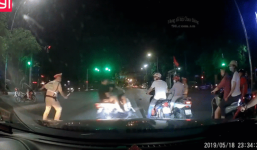 CSGT tung cước hạ gục 2 thanh niên cố tình vượt đèn đỏ