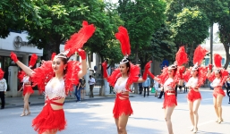 Vũ điệu Carnival khuấy động phố đi bộ Hà Nội giữa tiết trời 40 độ
