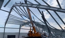 Bình Dương: Sập khung nhà xưởng nặng hàng tấn, 4 người thương vong 