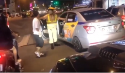 Bị người đi đường đòi 'xử', tài xế gây tai nạn rồi bỏ chạy được CSGT giải cứu