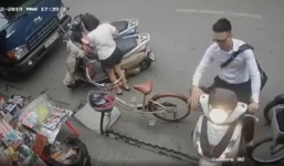 Dừng xe bất cẩn, bố để con gái vít ga xe SH lao thẳng vào tiệm tạp hóa