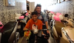 Đi xe máy 12 tiếng đến gặp Mr Đàm, chàng trai khuyết tật nhận được món quà bất ngờ