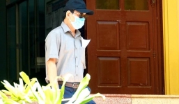 Vụ 'nựng' bé gái: Bị can Nguyễn Hữu Linh đến tòa nhận quyết định truy tố