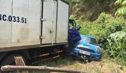 Xe tải mất lái, ủi bay hàng loạt ô tô dừng ven đường chờ đón dâu