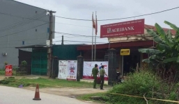 Đối tượng mặc áo mưa, dùng dao và súng cướp ngân hàng ở Phú Thọ