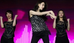 Địch Lệ Nhiệt Ba khiến fan 'phát cuồng' khi xé áo khoe vũ điệu gợi cảm ở tiệc sinh nhật