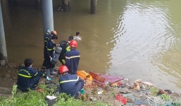 Vụ xe khách lao xuống sông: Thợ lặn được huy động để tìm nạn nhân