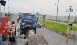 Xe cứu hộ giữ thăng bằng trên dải phân cách, dân mạng xôn xao nể phục tài xế