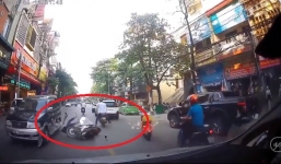 Vừa chạy xe vừa nghe điện thoại, người phụ nữ nhận bài học nhớ đời