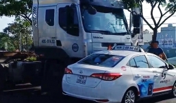 Giỡn mặt container, xe taxi bị đẩy ngang hàng chục mét trên đường