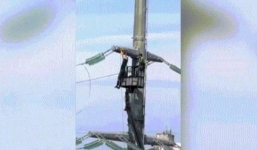 Thợ điện dùng đường dây điện cao thế ở độ cao 40 mét làm xà đơn