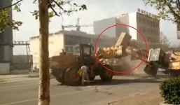 6 máy xúc dàn trận 'hỗn chiến' trên phố như trong phim hành động