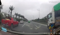 Xe khách và taxi chèn ép, rượt đuổi nhau như phim hành động