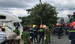 Xe đầu kéo nổ lốp tông 'xế hộp' bẹp dúm, 5 người thiệt mạng