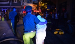 Khách sạn trên phố cổ bốc cháy, nhiều người chỉ kịp quấn khăn tắm tháo chạy