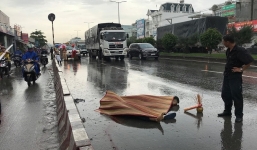 Phi xe máy không biển số vào làn ô tô, 2 công nhân bị tông thiệt mạng