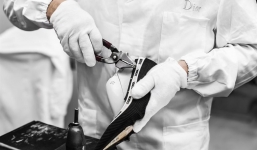 Tận mắt quy trình làm ra một đôi giày J'Adior hơn 1000 USD hoàn toàn thủ công