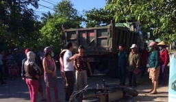 Bị xe ben tông trên đường đưa con đi học, 3 mẹ con thương vong