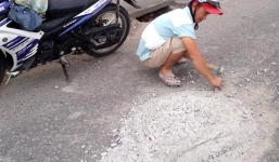 Thợ đá đục mảng bê tông trên đường được Sở GTVT Đà Nẵng khen thưởng