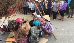 Xe máy va chạm với container, 3 nam sinh lớp 9 thương vong 