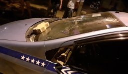 Mâu thuẫn về giá cả, du khách cầm gạch ném vỡ kính taxi trên phố Hà Nội