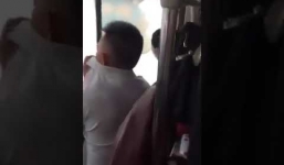 Tài xế che mặt khi bị bắt quả tang sàm sỡ khách nữ đang ngủ