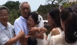 Cha già ôm chặt, gạt nước mắt tiễn con gái về nhà chồng gây xúc động