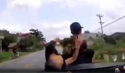 Lao ra đường cẩu thả, 2 thanh niên bị ô tô dạy cho bài học khi lái xe