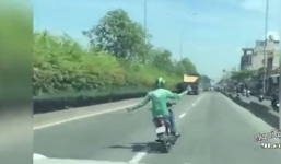 'Quái xế' mặc áo Grab vừa đi vừa buông tay lái, múa may điên cuồng