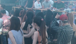 Đột kích quán bar lúc rạng sáng, hàng trăm dân chơi hoảng hốt tháo chạy