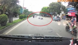 Lạng lách võng vỉa trước đầu ô tô, 'tổ lái' xăm trổ nhận bài học nhớ đời