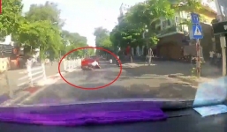 Mải ngắm siêu xe, thiếu nữ chạy xe đạp điện suýt phải đền ‘núi tiền’ 