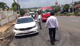 Sau màn rượt đuổi như phim hành động, 2 tài xế xe khách lao vào hỗn chiến