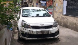 Đỗ xe chặn lối vào khu tập thể, 'xế hộp' bị đốt cháy nham nhở