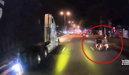 Mải buôn chuyện, 2 bà cô đi xe máy suýt gặp nạn dưới bánh ô tô tải