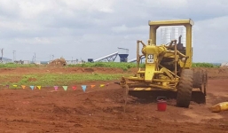 Nổ lốp trong lúc sửa xe ủi, 2 công nhân tử vong 