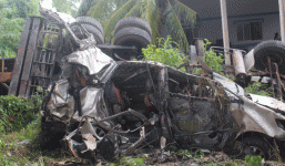 Xe cẩu và ô tô 7 chỗ tông nhau rồi rơi qua cầu, 5 người thương vong