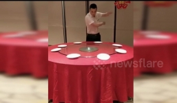 Nhân viên dọn bàn gây kinh ngạc với màn trình diễn xếp đĩa đỉnh cao